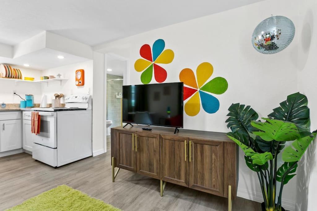 That 70'S Themed Apt Close To Coffee, Food + Shops Tampa Exteriér fotografie